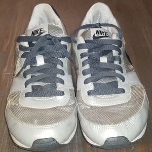 Nike size 9.5 tennis shoes
